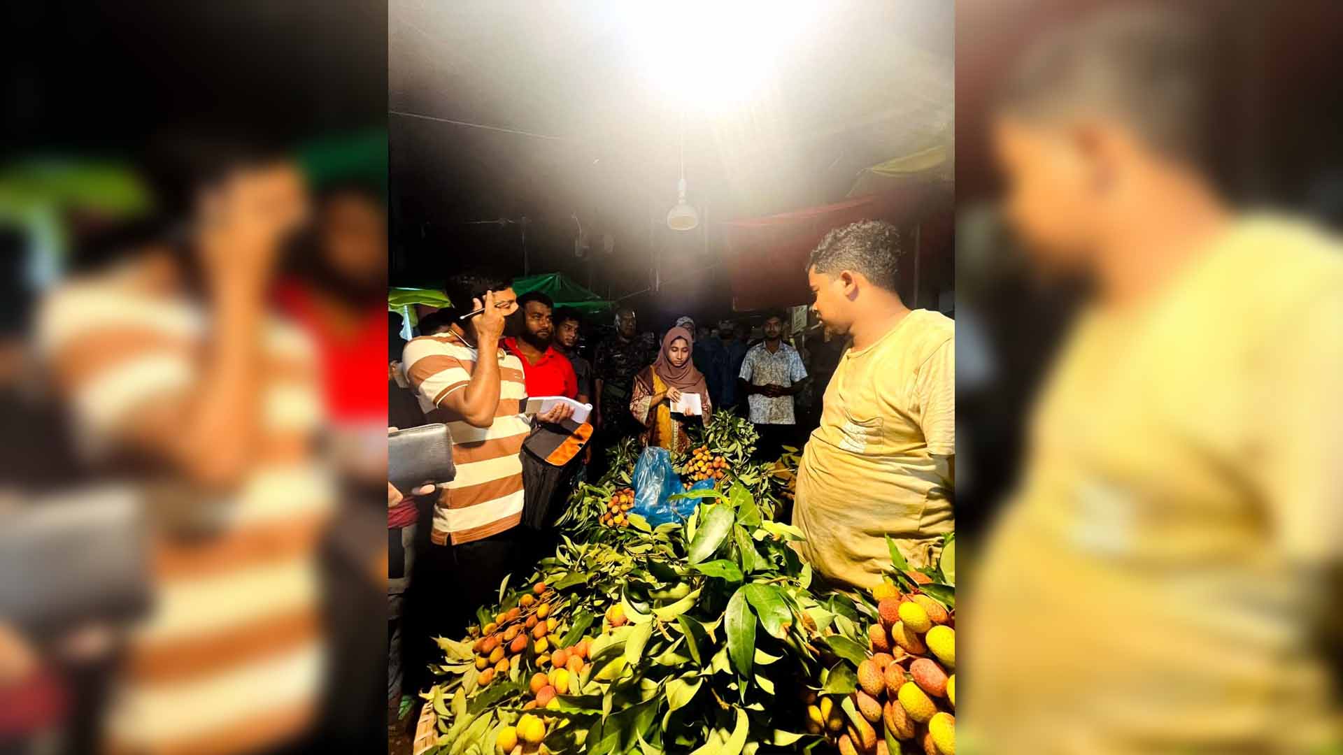 নরসিংদী রেলস্টেশন এলাকায় কম লিচু দেওয়ায় দুই ব্যবসায়ীকে জরিমানা